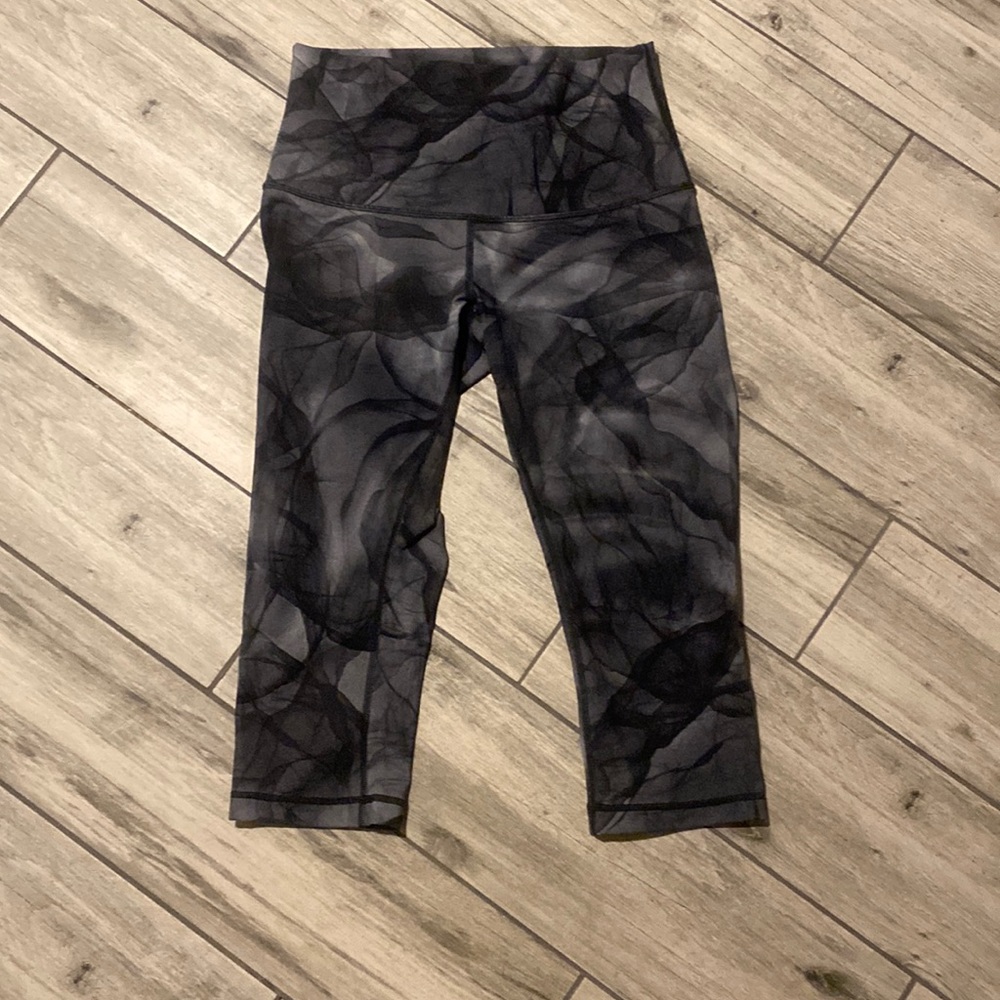 Lululemon black and white cropped leggings